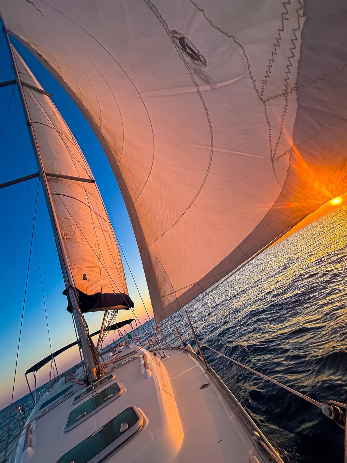 Barca a vela Asteria al tramonto