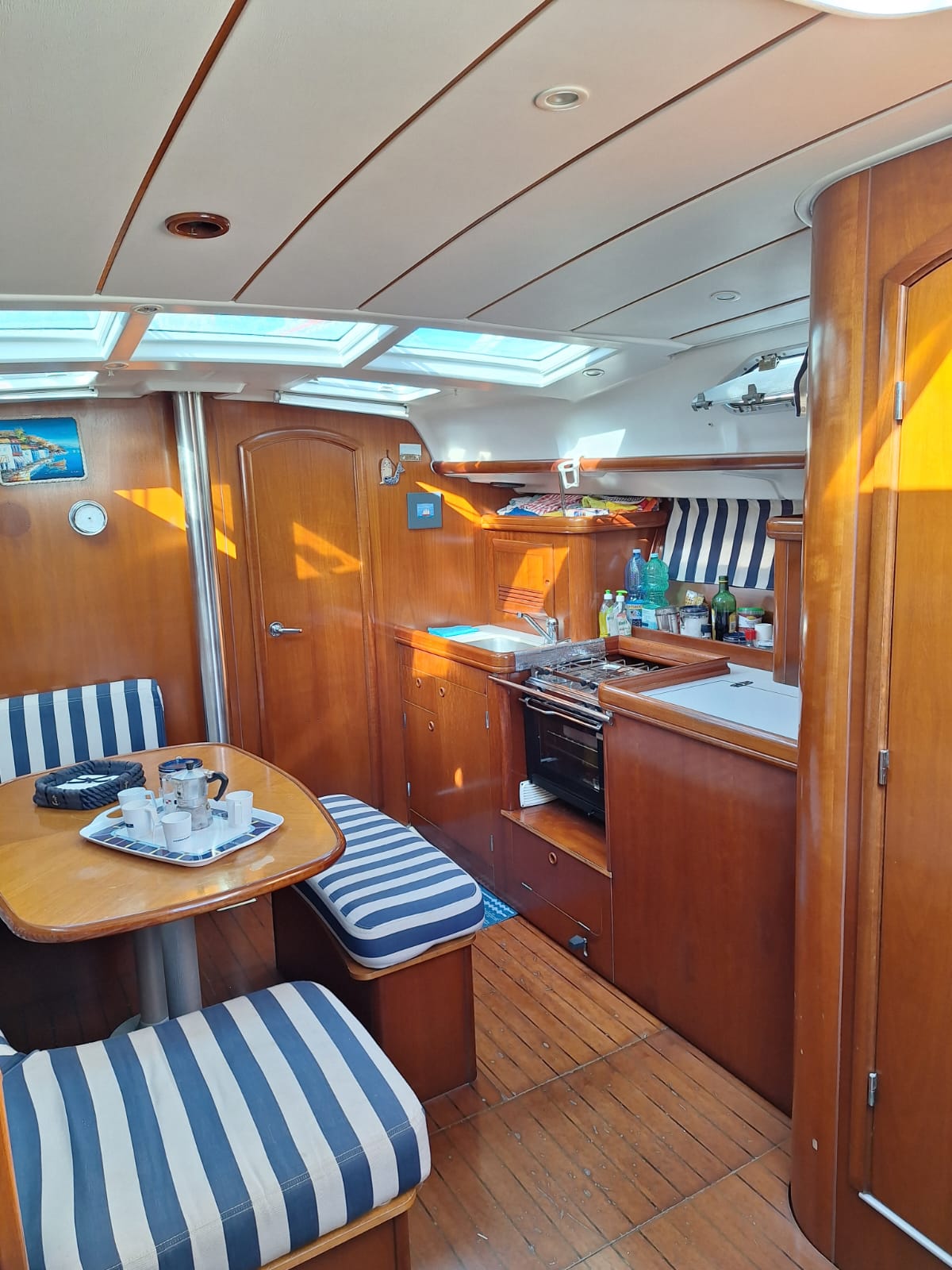 Cucina e tavolo barca a vela